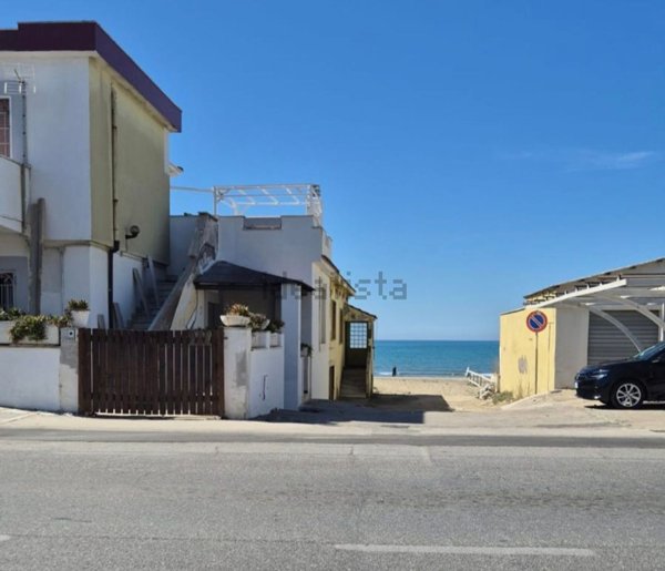 appartamento in vendita ad Ardea in zona Marina di Ardea
