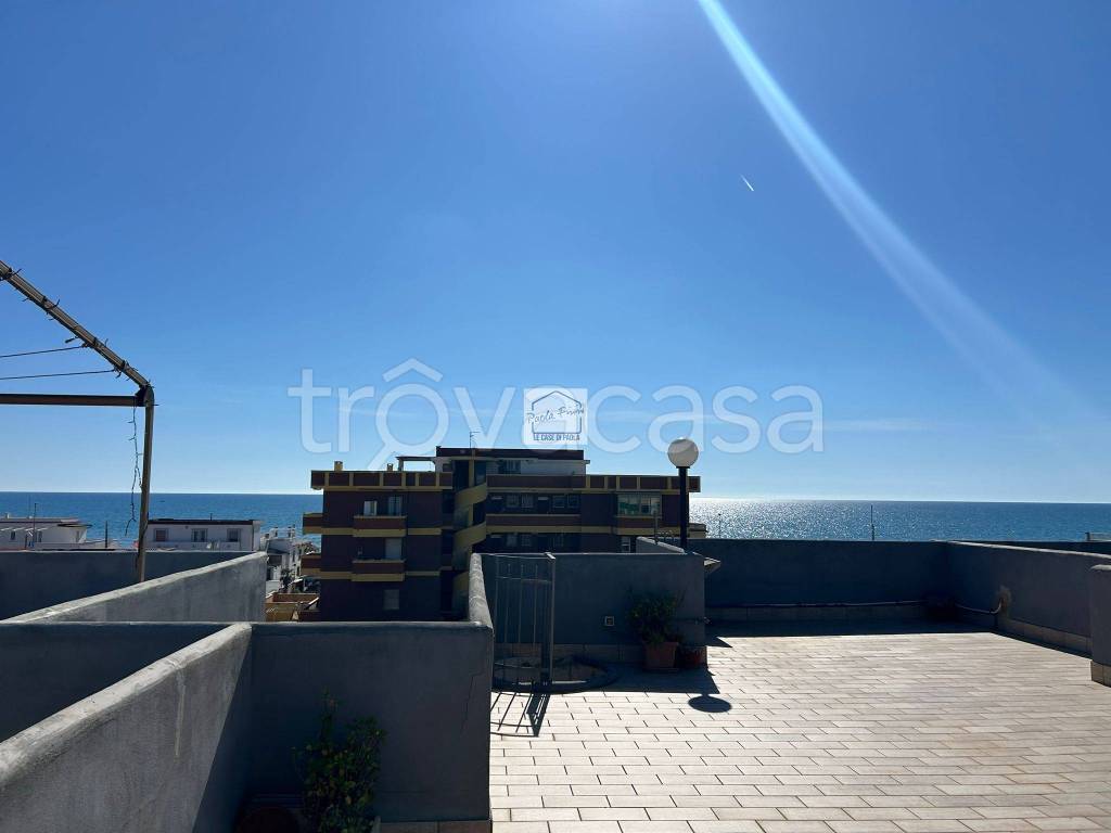 appartamento in vendita ad Ardea in zona Marina di Ardea