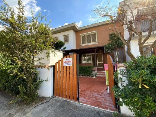 appartamento in vendita ad Ardea in zona Marina di Ardea