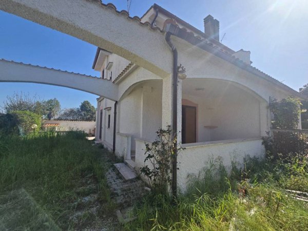 casa indipendente in vendita ad Ardea in zona Lido dei Pini