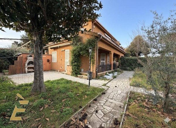 casa indipendente in vendita ad Ardea in zona Colle Romito