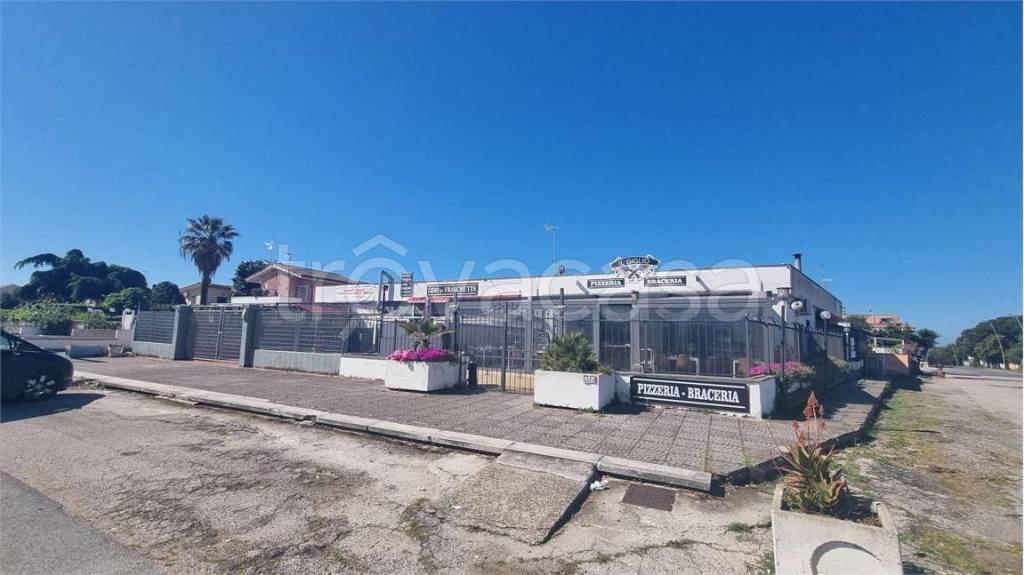 negozio in vendita ad Ardea in zona Lido dei Pini