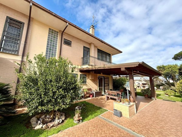 casa indipendente in vendita ad Ardea in zona Colle Romito