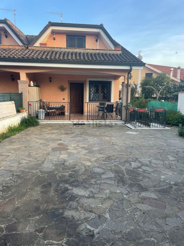 casa indipendente in vendita ad Ardea in zona Nuova Florida