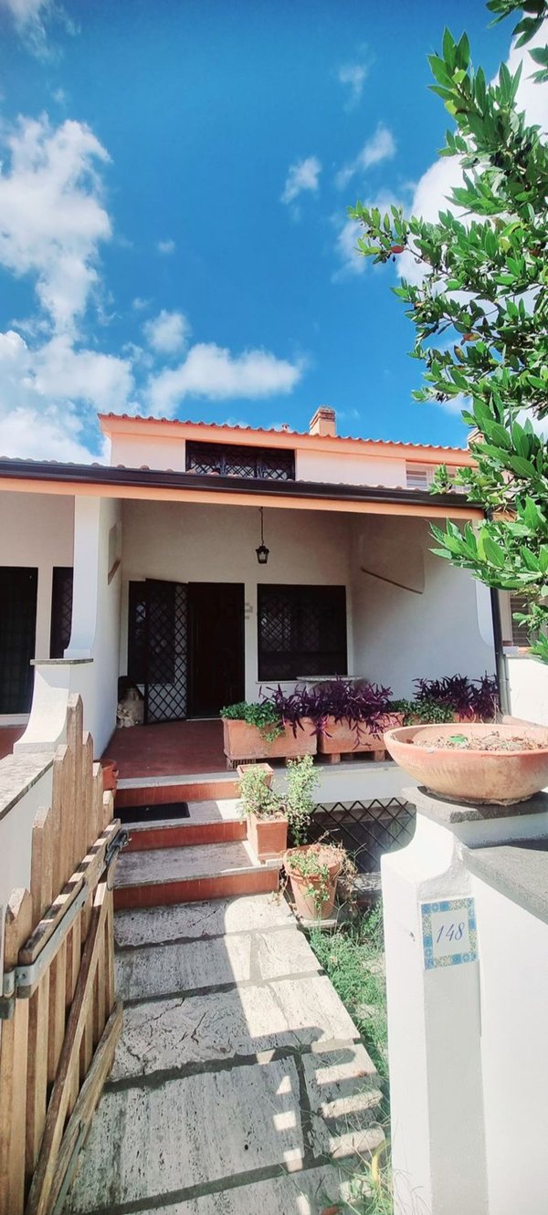 casa indipendente in vendita ad Ardea in zona Marina di Ardea