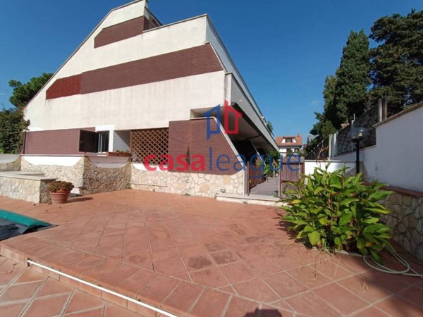 casa indipendente in vendita ad Ardea in zona Colle Romito