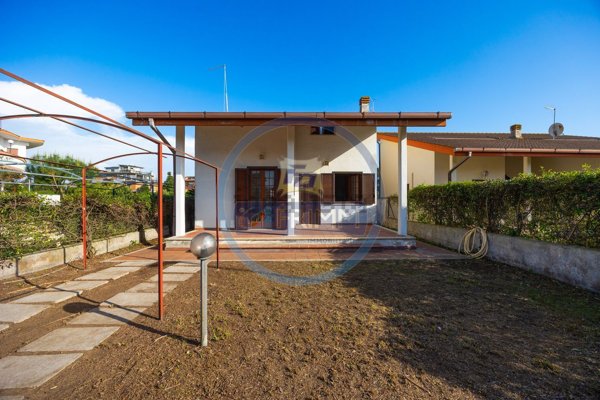 casa indipendente in vendita ad Ardea in zona Lido dei Pini