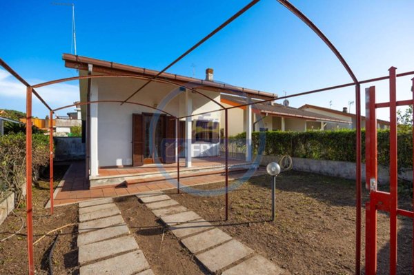 casa indipendente in vendita ad Ardea in zona Lido dei Pini