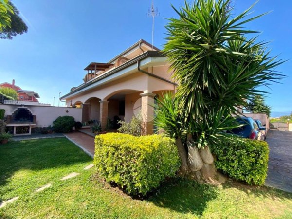 casa indipendente in vendita ad Ardea in zona Marina di Ardea