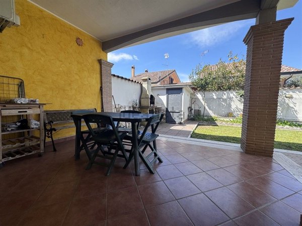 casa indipendente in vendita ad Ardea in zona Nuova Florida