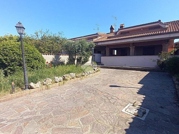 casa indipendente in vendita ad Ardea in zona Nuova Florida