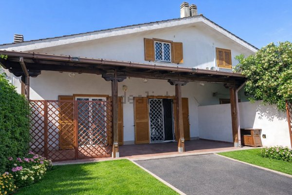 casa indipendente in vendita ad Ardea in zona Marina di Ardea