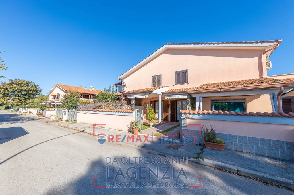 appartamento in vendita ad Ardea in zona Colle Romito