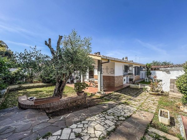appartamento in vendita ad Ardea in zona Colle Romito