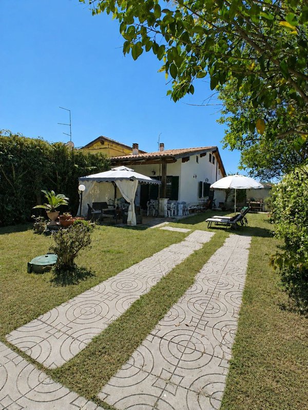 casa indipendente in vendita ad Ardea in zona Lido dei Pini