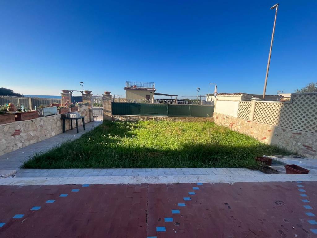appartamento in vendita ad Ardea in zona Marina di Ardea