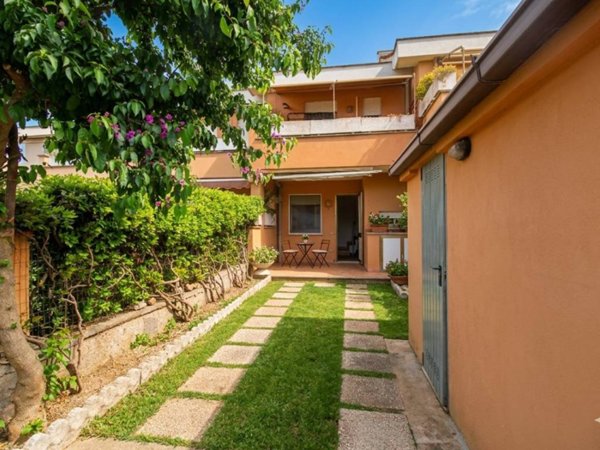 casa indipendente in vendita ad Ardea in zona Lido dei Pini