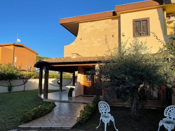 casa indipendente in vendita ad Ardea in zona Colle Romito