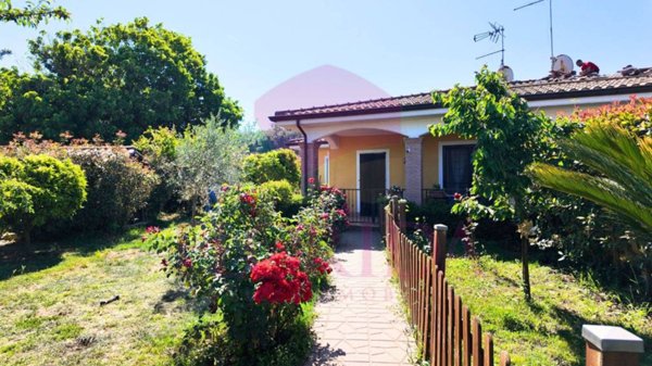 casa indipendente in vendita ad Ardea in zona Banditella