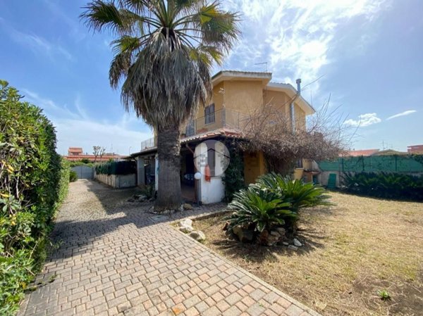 appartamento in vendita ad Ardea in zona Marina di Ardea