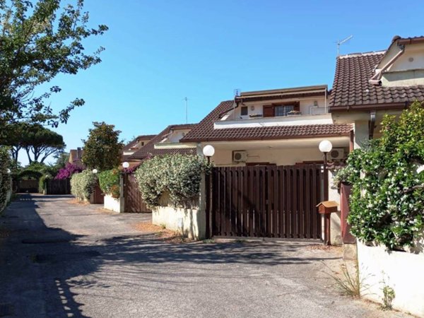 casa indipendente in vendita ad Ardea in zona Colle Romito