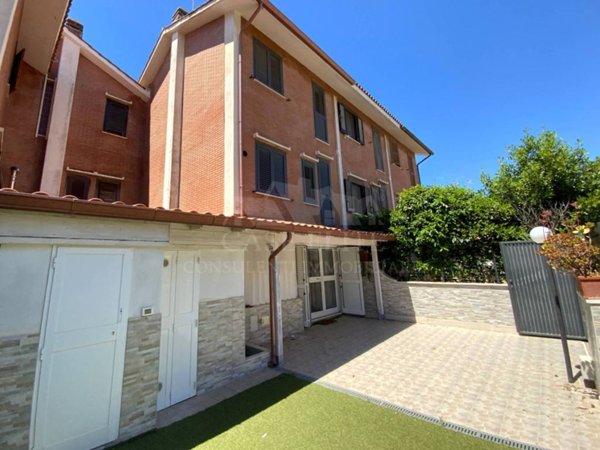 casa indipendente in vendita ad Ardea in zona Marina di Ardea