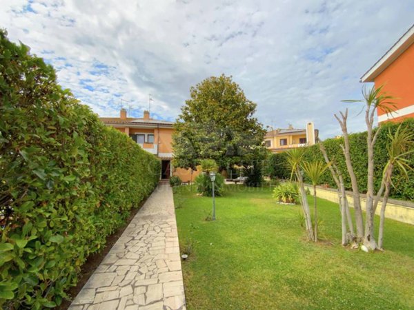 casa indipendente in vendita ad Ardea in zona Marina di Ardea