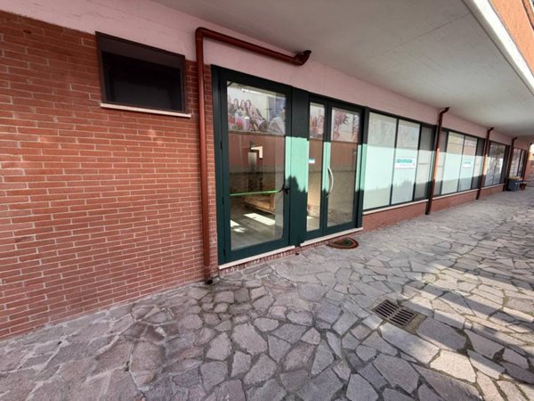 negozio in vendita ad Ardea in zona Banditella
