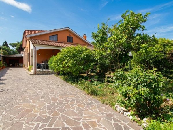casa indipendente in vendita ad Ardea in zona Colle Romito