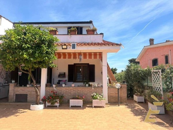 casa indipendente in vendita ad Ardea in zona Colle Romito