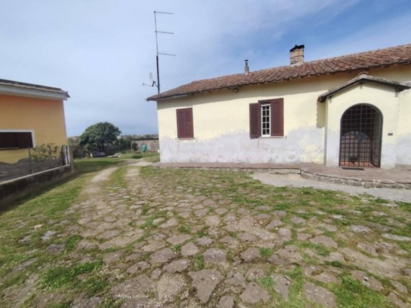 casa indipendente in vendita ad Ardea in zona Castagnetta