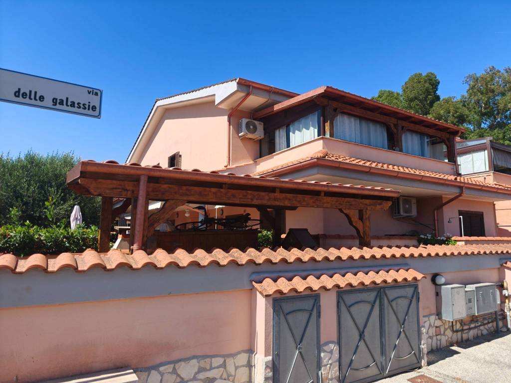 casa indipendente in vendita ad Ardea in zona Colle Romito