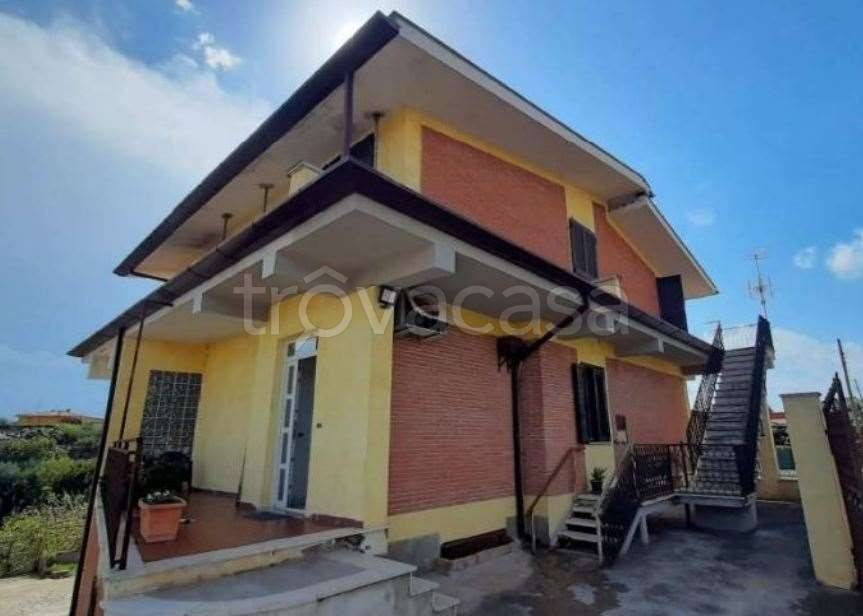 casa indipendente in vendita ad Ardea in zona Castagnetta