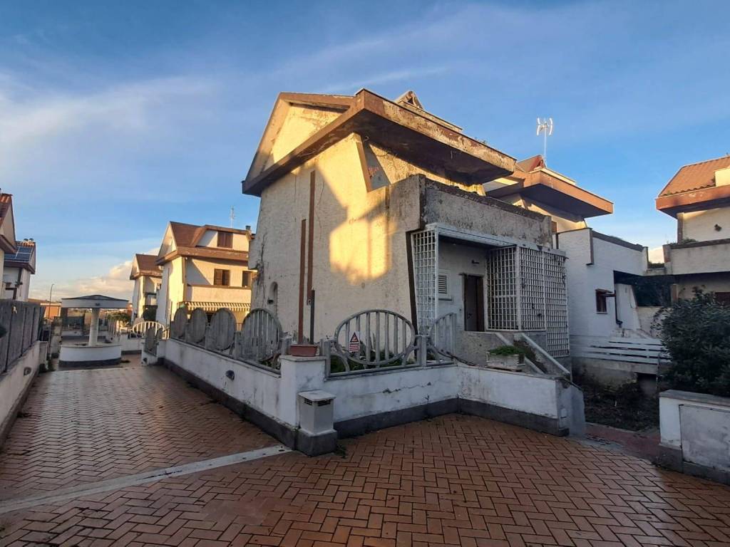 casa indipendente in vendita ad Ardea in zona Colle Romito
