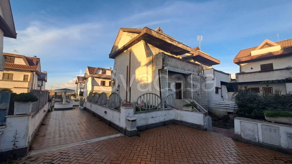casa indipendente in vendita ad Ardea in zona Colle Romito