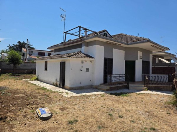 casa indipendente in vendita ad Ardea in zona Colle Romito
