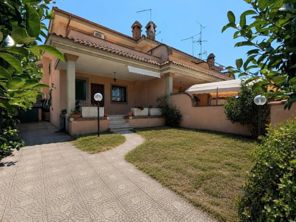 casa indipendente in vendita ad Ardea in zona Colle Romito