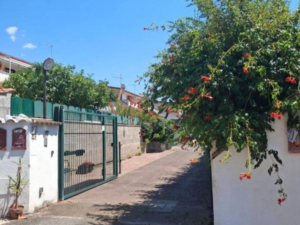 casa indipendente in vendita ad Ardea in zona Colle Romito