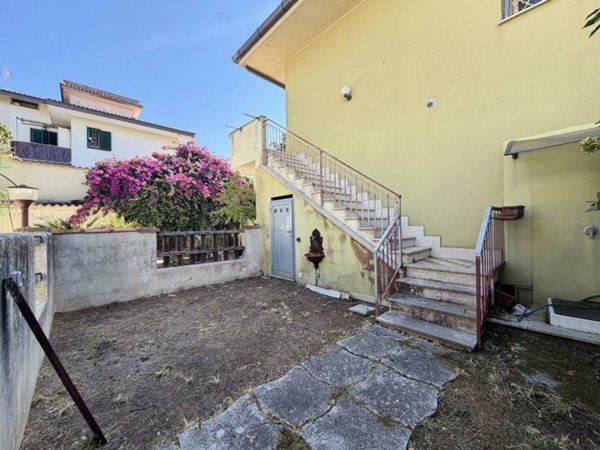 appartamento in vendita ad Ardea in zona Marina di Ardea