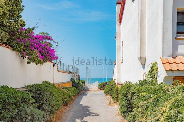 casa indipendente in vendita ad Ardea in zona Marina di Ardea