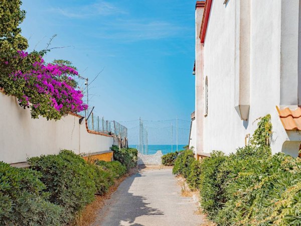 casa indipendente in vendita ad Ardea in zona Marina di Ardea