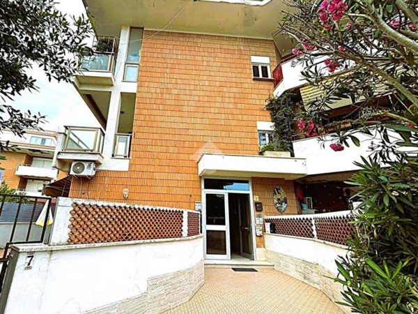 appartamento in vendita ad Ardea in zona Marina di Ardea