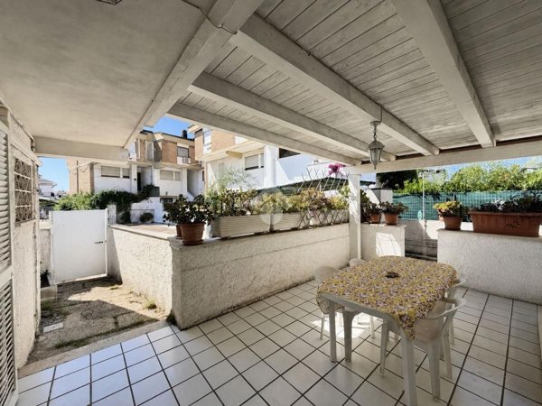 appartamento in vendita ad Ardea in zona Marina di Ardea
