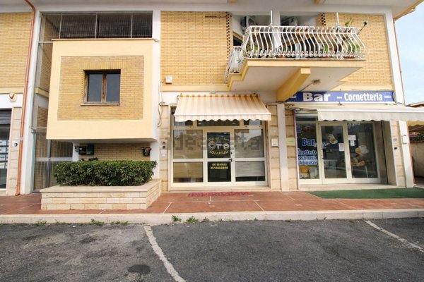locale commerciale in vendita ad Ardea