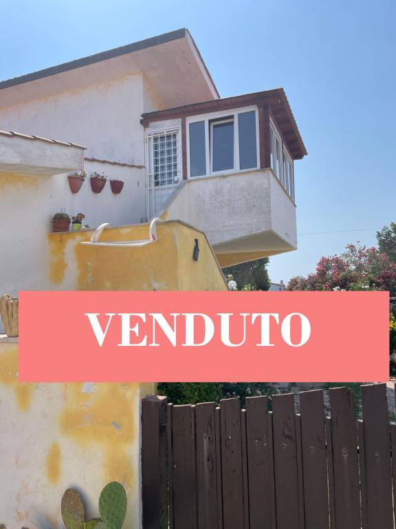 casa indipendente in vendita ad Ardea in zona Colle Romito