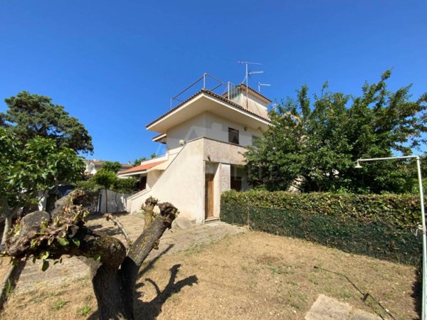 appartamento in vendita ad Ardea in zona Marina di Ardea