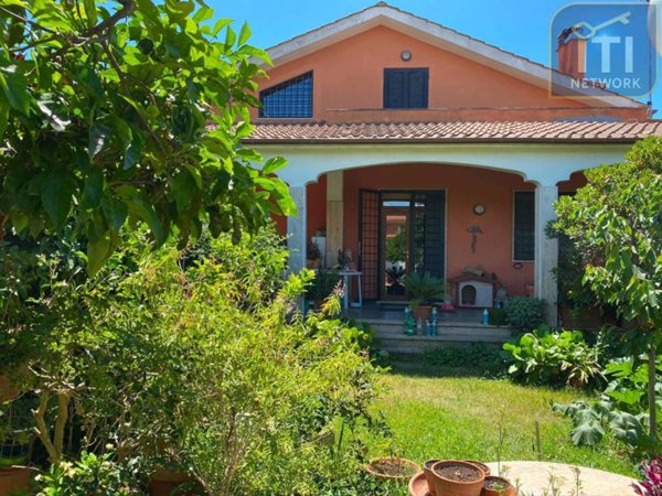 casa indipendente in vendita ad Ardea in zona Lido dei Pini