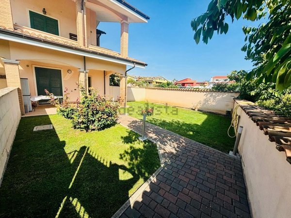 appartamento in vendita ad Ardea in zona Marina di Ardea