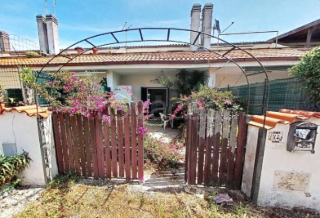 casa indipendente in vendita ad Ardea in zona Nuova California