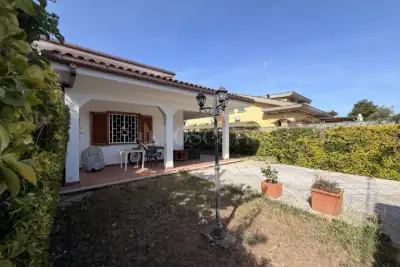 casa indipendente in vendita ad Ardea in zona Marina di Ardea